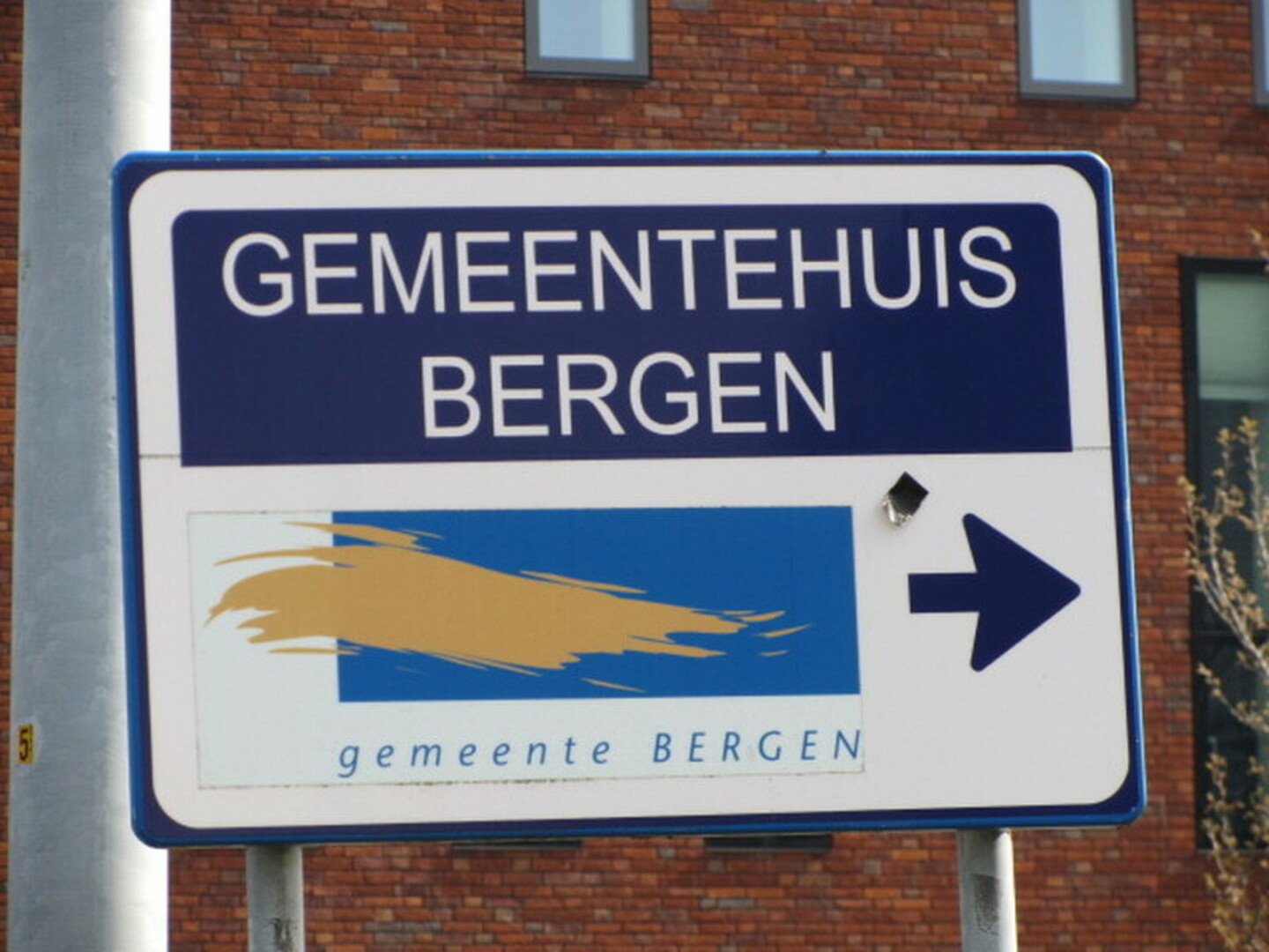 Foto: Bord gemeentehuis bergen.jpg